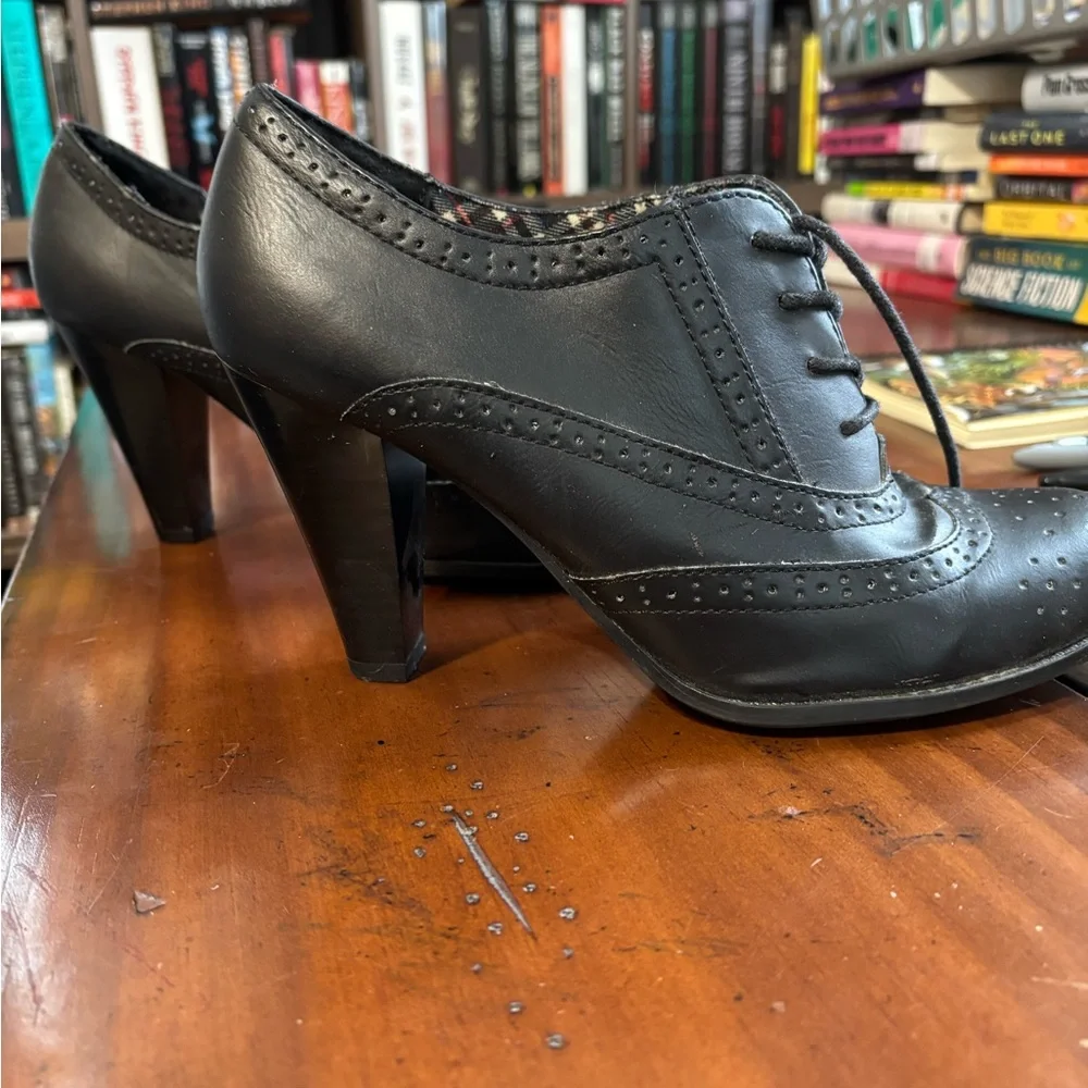 Classic Black Women's Oxford Heels - Picture 3 of 4